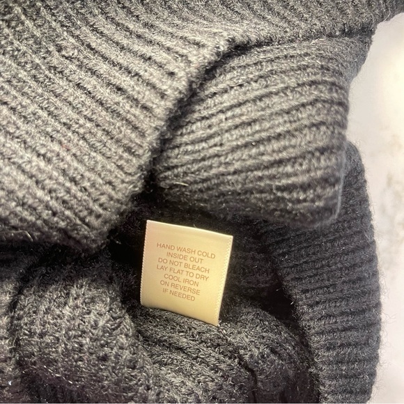 Willow & Clay Black Bubble Sleeve Sweater with Cut out in Back - Picture 12 of 14